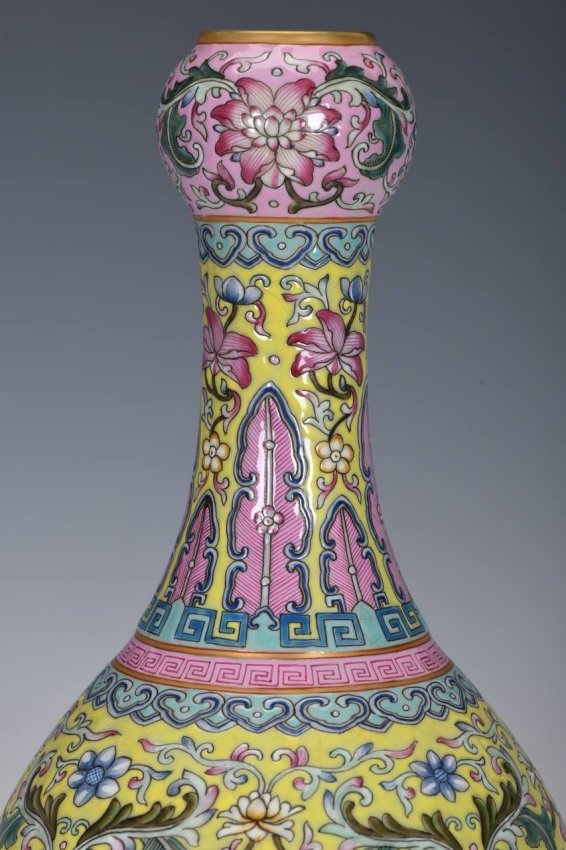 Qing Dynasty, Qianlong period, enameled yellow-ground garlic vase - Image 3